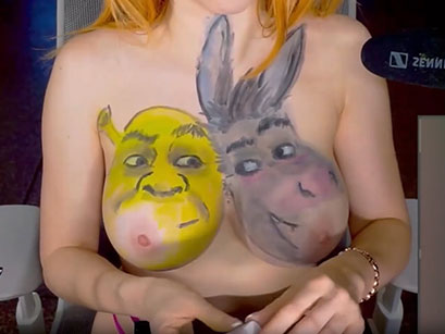 Amouranth se diverte pintando seus peitos grandes.