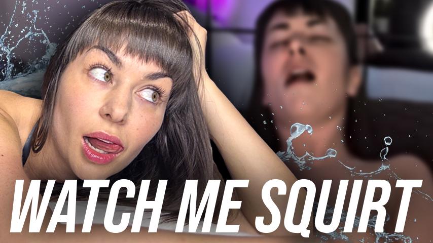 Me veja gozar forte e esguichar no final