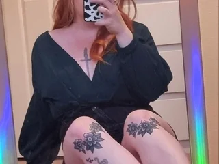CurvyRed_X profile