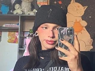 Ella_Thorne profile