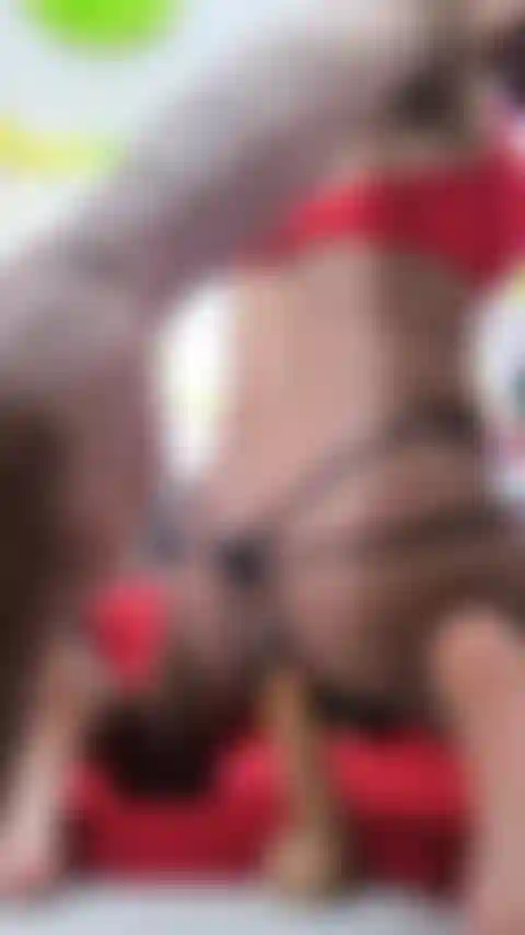 Jogo vibrador na minha bunda.