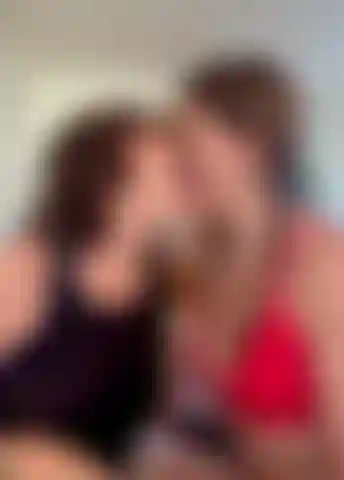 Meg & sloan beijo lento e molhado com saliva & mostra os seios.