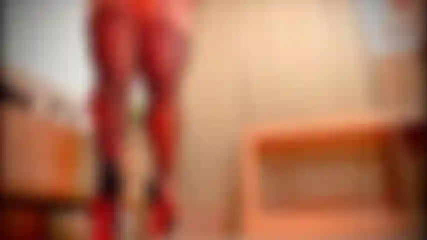 Me sinto sexy de salto e meia. Você gosta de como minhas bolas quicam?