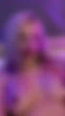 Lubrificando meus peitos gostosos.