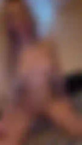 Montando seu pau antes de dormir.