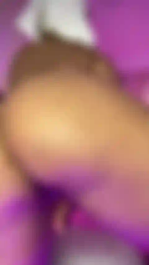 Veja como os sucos da minha vagina escorrem pelas minhas pernas.