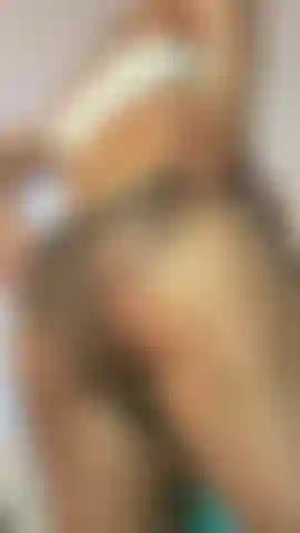 Rasgo minhas meias para tocar minha buceta.