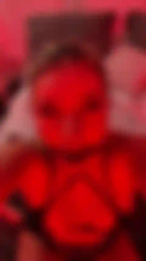 Minha vagina fica mais larga e molhada às suas ordens.