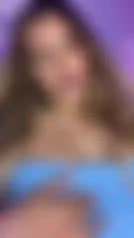 Olha para mim sem nada debaixo da saia.