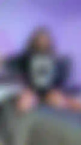 Meus peitos e o violão combinam muito bem.