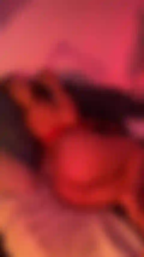 Penetro minha bucetinha quando acordo de manhã.