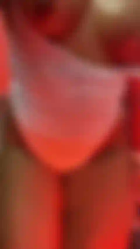 Massagem com óleo nas nádegas.