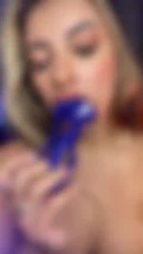 Uso minha calcinha e meu brinquedo para me dar prazer.