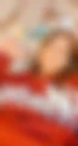 Olha meus pés lindos enquanto masturbo minha bucetinha com os dedos, isso vai te deixar com muito tesão.
