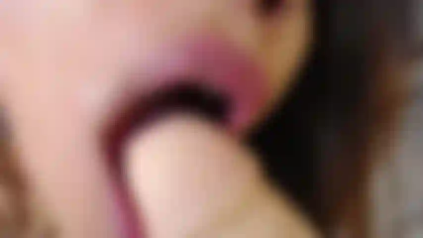 Que delícia, pois te dou um boquete molhado e te observo enquanto faço até você gozar.