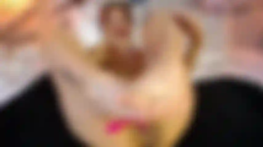 Meu deus, olha como toco minha bucetinha molhada com os dedos, é tão quente quanto parece e gemo enquanto você vê meus lindos pés.