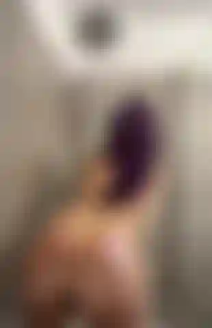 Esmagando minha bunda oleada no vidro do chuveiro.