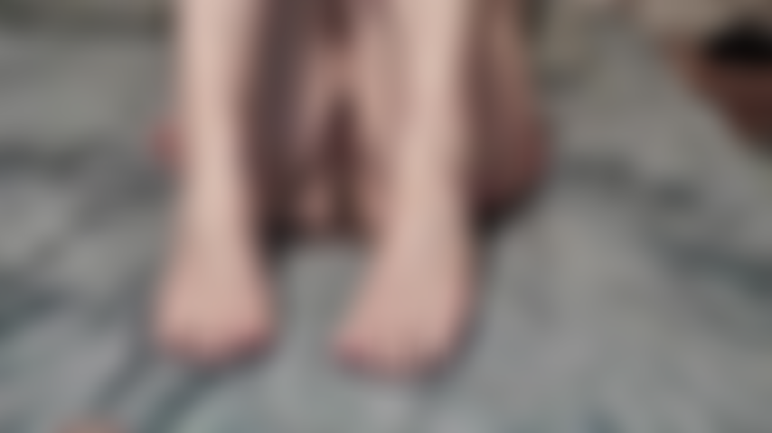 Mostro os pés e brinco com vibrador.