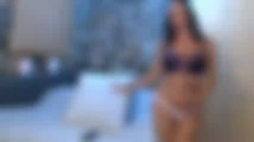 Chupando brinquedo grande e garganta profunda em topless.