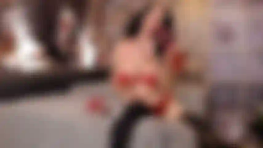 Buceta solo foda com meus saltos altos vermelhos e lambendo meus calcanhares!