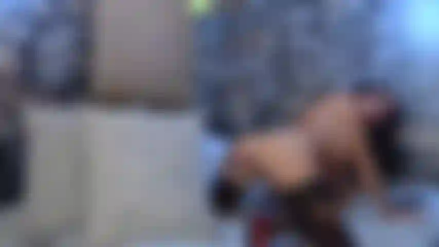 Anal brincando com uma grande máquina de sexo de brinquedo em cachorro.