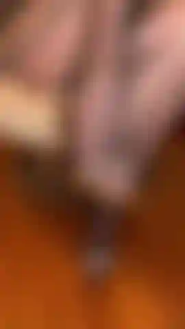 Pernas e pés com meia-calça preta transparente em saltos stiletto sexy de milf. Olha para os meus pés bonitos enquanto te tocas.