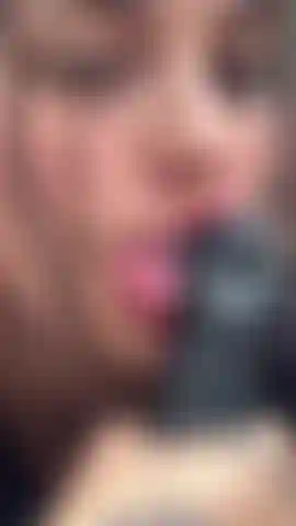 Testando seu pau preto, você gosta de como eu o chupo para você.