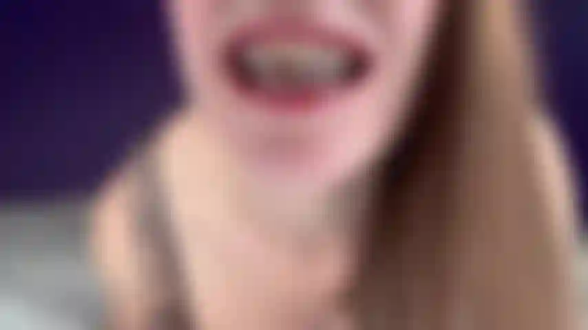 Eu não deveria fazer garganta profunda com aparelho - eu realmente não deveria fazer garganta profunda com meu aparelho, mas faço mesmo assim porque sei que te faz gozar. Eu começo mostrando meu aparelho e os elásticos que devo usar o tempo todo. Depois fazemos garganta profunda com a cabeça sobre a cama. Muito babado e cuspe por todo o meu rosto. (12 Minutos e 18 segundos).