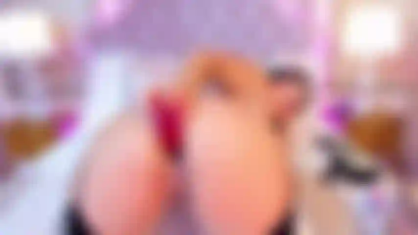 De quatro e fodendo minha boceta molhada.