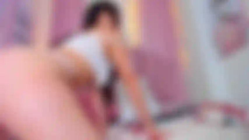 Quando estou sozinha no meu quarto, gosto de sentir que estou sendo observada.