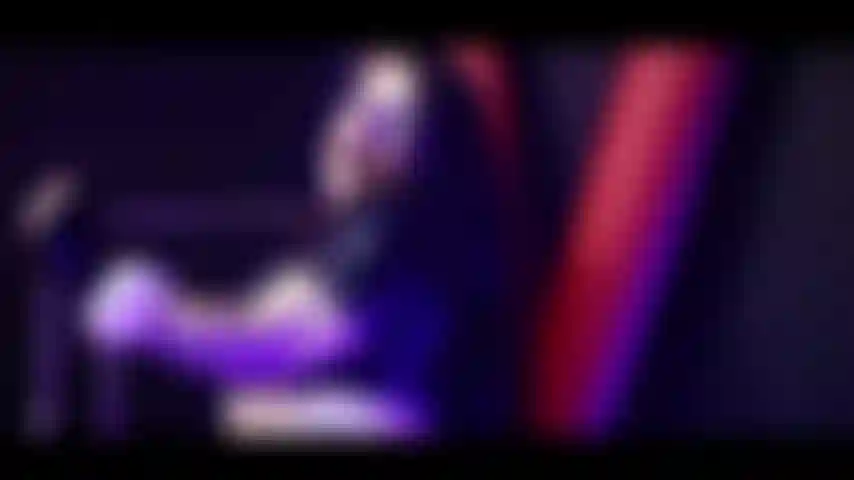 Gostosa com roupas de couro e correntes.