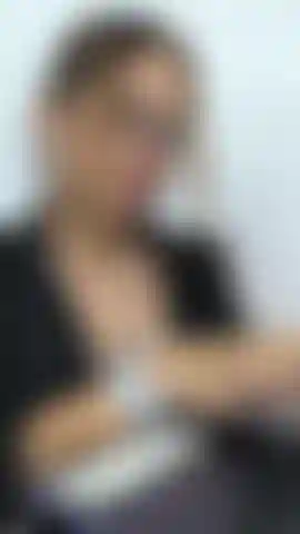 Ela perdeu o controle do vibrador, isso a faz gemer de completo prazer.