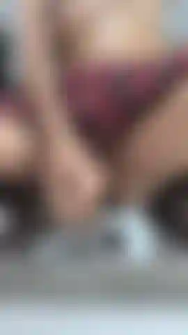 Uma menina brincalhona.