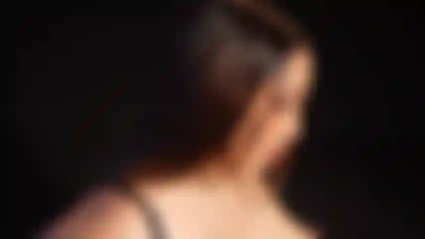 Beleza latina curvilínea: um sensual vislumbre de saia que você não pode perder.