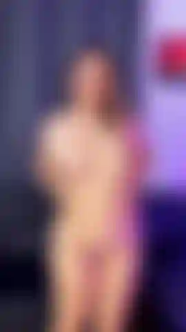 Me pegaram me arrumando: loira, peituda e completamente sem filtro.