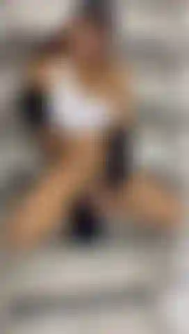 Me masturbo na escada com meu novo brinquedo.