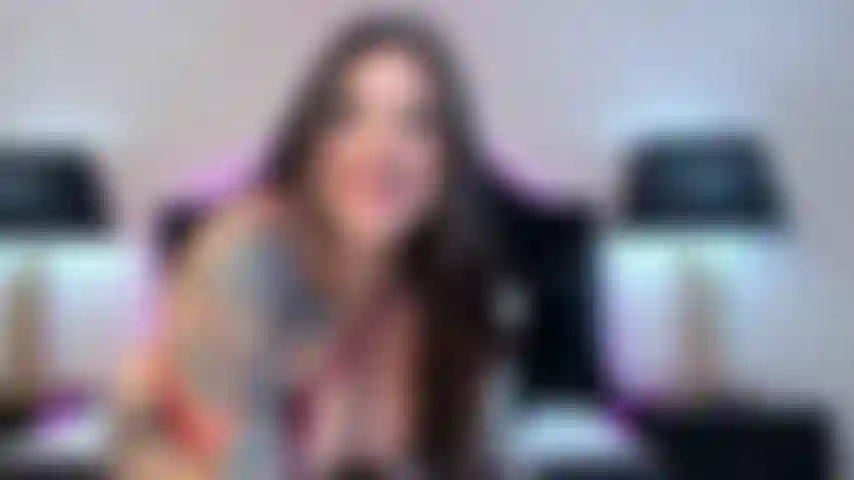 Estou na minha cama, ajoelhada, olhando nos seus olhos enquanto tiro meus seios para fora para você vê-los cair. Aperto meus mamilos, puxo neles, e deslizo lentamente para baixo… até puxar minha tanga e te mostrar o quanto já estou molhada. Então me deito, abro bem as pernas, e começo a me masturbar deliciosamente, com meus dedos entrando e saindo. Close up apertando mamilos balançando os seios buceta aberta missionária fodendo a buceta lush na buceta presilhas nos mamilos nua.