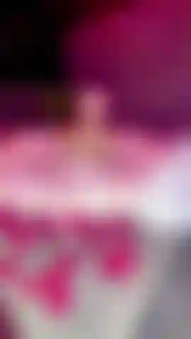 Adila brinca com seus peitos enormes em uma jacuzzi, aproveite o natal comigo.