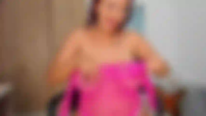 Striptease e completamente nua e masturbação com os dedos.