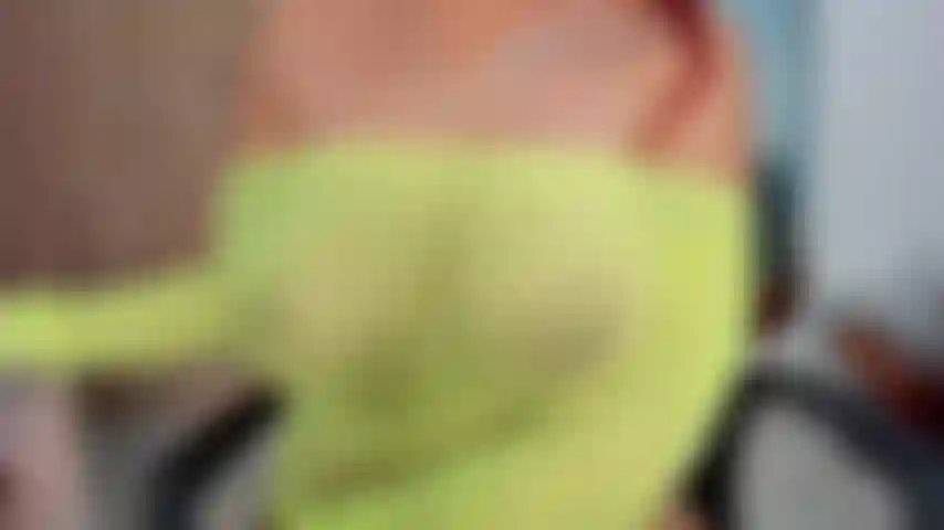 Mostro meus peitos grandes.