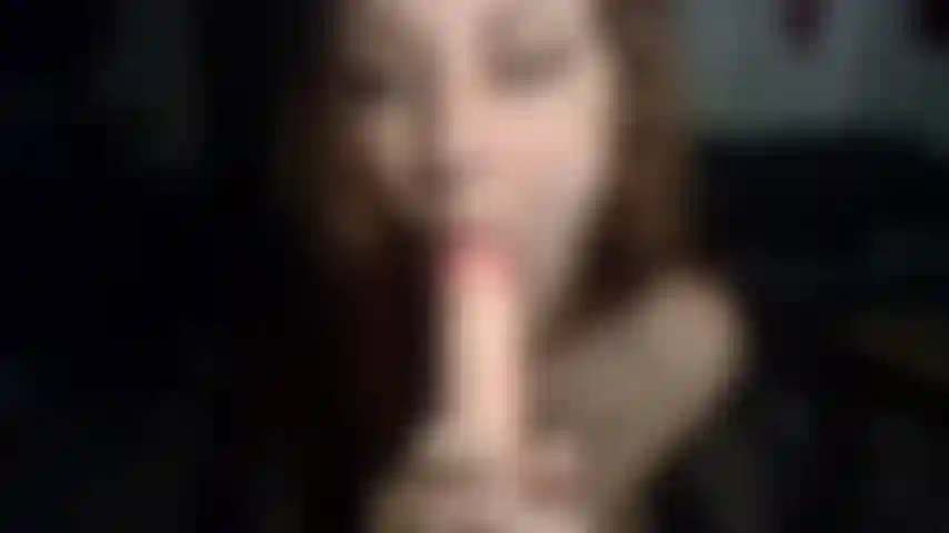 Sloppy chupando consolo.