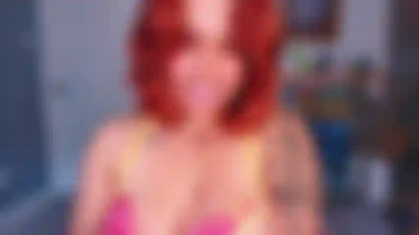 Com aréolas enormes e piercings, ruiva e seios.