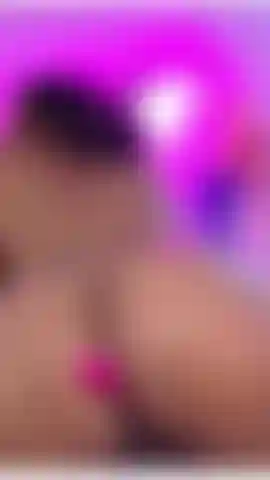 Rebolo minha bunda e mostro minha buceta.