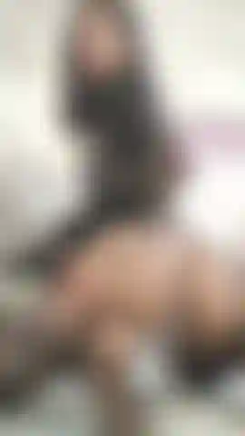 Veja-me ficar de quatro só para você, pronta para você fazer o que quiser comigo.