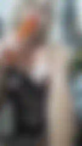 Chupando bem gostoso o brinquedinho.