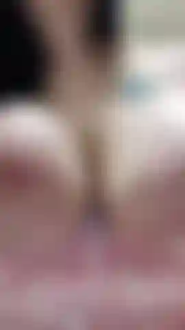Lambendo e chupando meus mamilos e balançando meus enormes seios ddd!