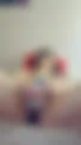 Me fodendo com meu dildo de 25 cm e com meu vibrador no meu clitóris! Veja o creme escorrer da minha buceta enquanto eu gozozo!