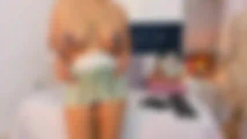 Dança sensual completamente nua + esfregando o clitóris com muita força.