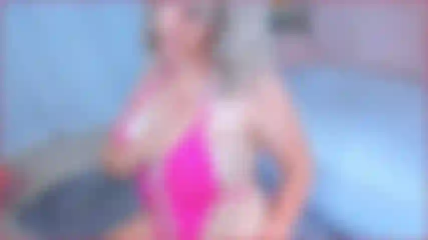 Cara tímido visita praia de nudismo pela primeira vez.
