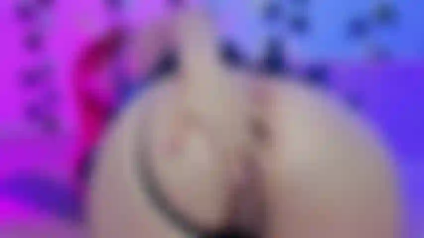 Seus dedos no meu cuzinho de puta com muita saliva.